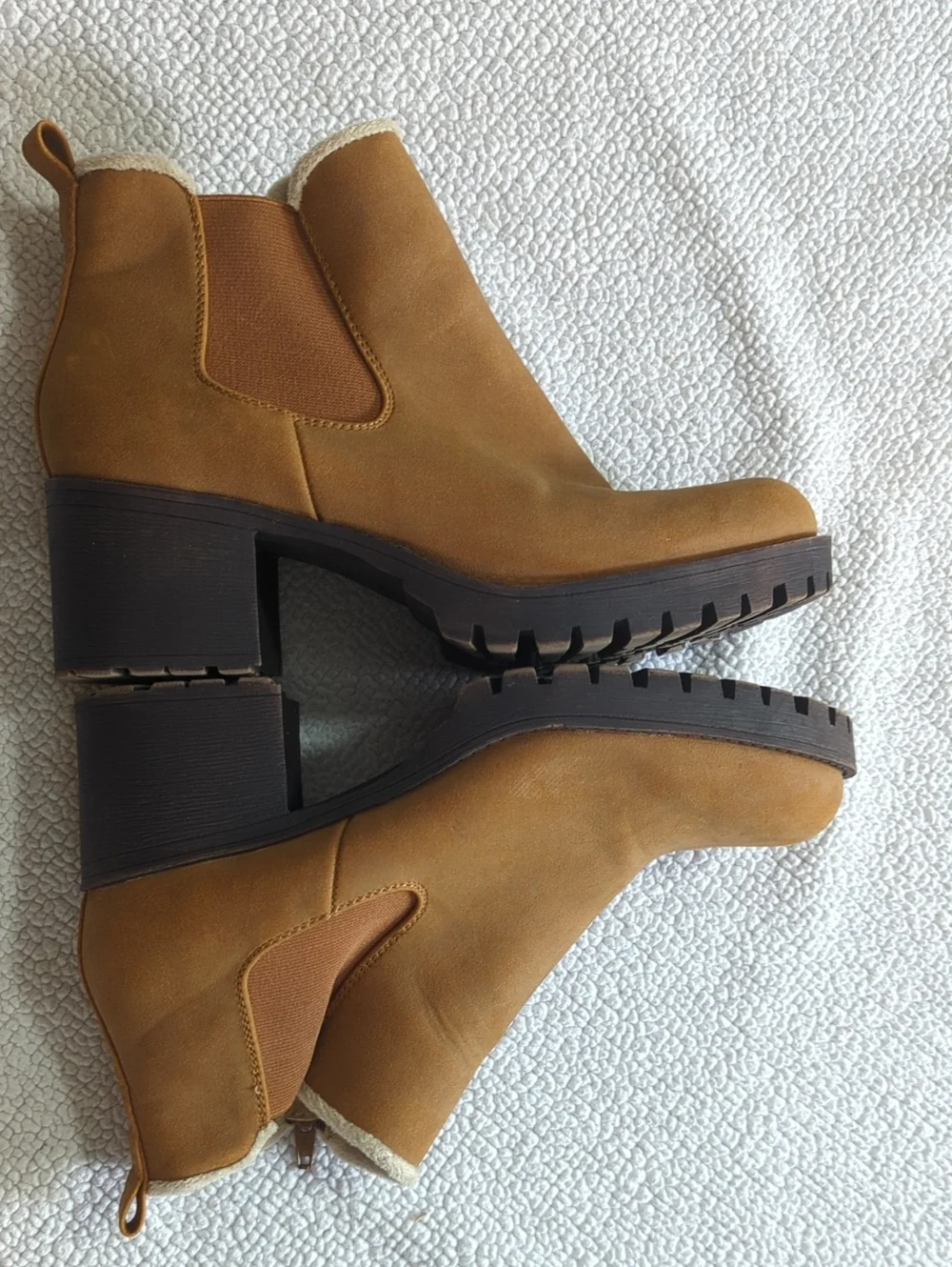 Baretraps Size 9.5 Tan Faux Fur Trim Block Heel Lug Sole Chelsea Booties